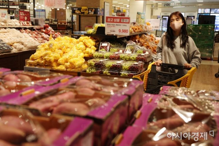 3월 소비자물가 상승률이 약 10년 만에 4%대로 치솟았다. 5일 서울 시내 한 대형마트를 찾은 시민이 장을 보고 있다. /문호남 기자 munonam@