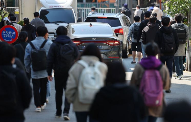 지난해 4월 국가공무원 9급 공개경쟁채용 필기시험이 치러진 2일 서울 시내 한 고등학교에서 수험생들이 시험장 밖으로 나오고 있다. [사진출처=연합뉴스]