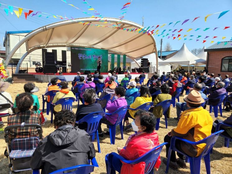 지난 2일 ‘천년느티 한마당축제’를 대전면 행복문화센터 일원에서 개최하고 있다.  사진자료=담양군