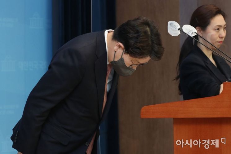 권성동 국민의힘 의원이 5일 국회 소통관에서 원내대표 선거 출마를 선언하는 기자회견을 마친 후 고개를 숙이고 있다./윤동주 기자 doso7@