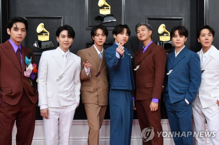 방탄소년단이 4일(한국시간) 오전 미국 라스베이거스 MGM 그랜드 아레나에서 열린 '제64회 그래미 어워드' 레드카펫 행사에서 포즈를 잡고 있다. /사진=AFP연합뉴스