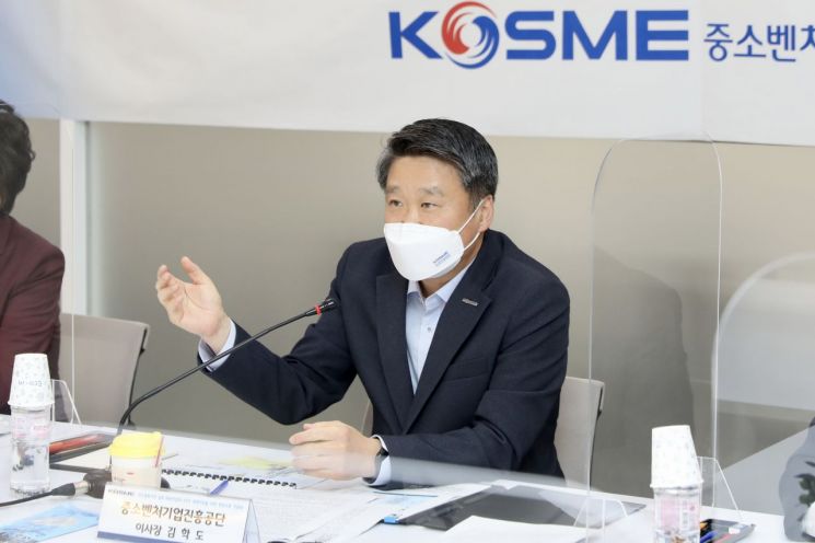 5일 ESG 경영 지원 현장 소통 간담회에서 김학도 이사장이 발언하고 있다.