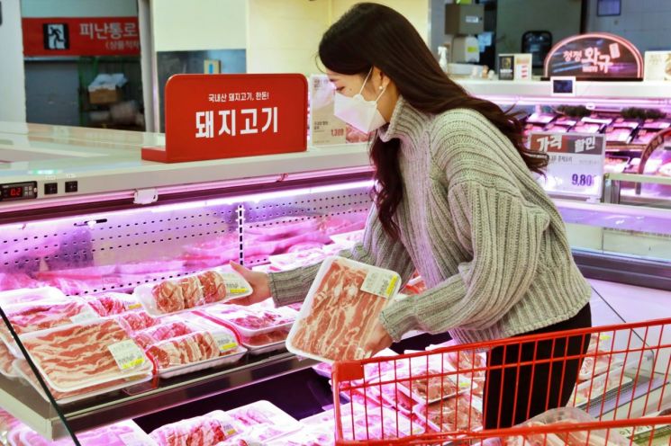 6일 서울 송파구 롯데마트 제타플렉스 잠실점에서 고객이 돼지고기를 구매하고 있다.