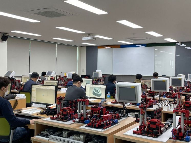경남도 고용안정 선제대응 패키지 지원사업 프로그램을 진행하는 모습.