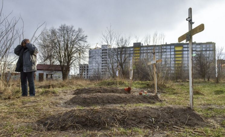 우크라이나 수도 키이우(키예프) 외곽 부차 주거지역에 조성된 민간인 희생자 임시 묘지.[이미지 출처=EPA연합뉴스]
