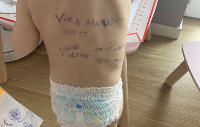 5일(현지시간) 한 우크라이나 아이의 등에 이름, 비상 연락처 등 신상 정보가 적혀 있다. / 사진=트위터 캡처