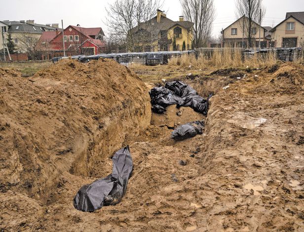 지난 3일 러시아군이 퇴각한 우크라이나 키이우 외곽 도시 부차에서 검은 포대에 담긴 민간인 시신이 구덩이 곳곳에 버려져 있다. 러시아군이 민간인을 의도적으로 학살했다는 의혹이 제기되고 있다. / 사진=연합뉴스