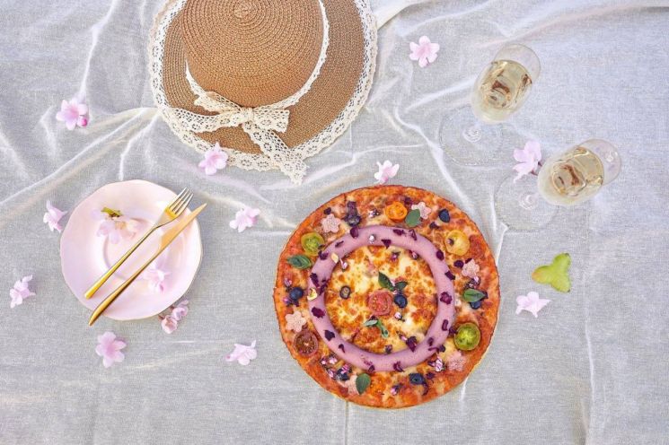 ‘봄꽃… ing’ 패키지를 통해 맛볼 수 있는 벚꽃 피자.
