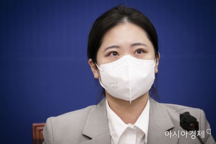 박지현 더불어민주당 공동비상대책위원장이 6일 국회에서 열린 비상대책회의에 참석, 故 이예람 중사와 관련한 발언을 하던 중 눈물을 흘리고 있다./윤동주 기자 doso7@