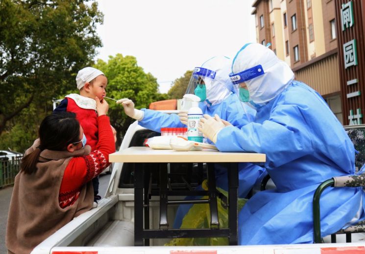中 상하이 확진자 늘자 4만명 수용 추가 격리시설 만들기로(종합)