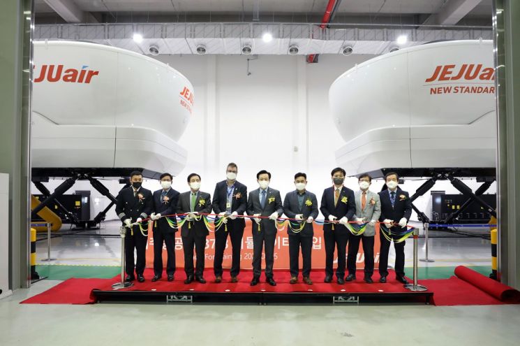 5일 오후 김포국제공항에 위치한 KAC CAE 항공훈련센터에서 진행된 제주항공의 B737-8 시뮬레이터 도입행사에서 참석자들이 기념촬영을 하고 있다.＜사진제공:제주항공＞