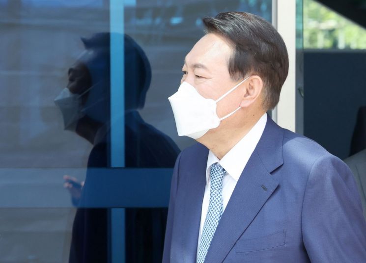 윤석열 대통령 당선인이 6일 오후 서울 종로구 통의동 제20대 대통령직인수위원회 집무실을 나서고 있다. [이미지출처=연합뉴스]