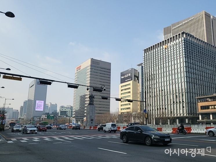 6일 9시께 광화문역 앞 사거리 출근길에서 만난 시민들은 격리기간 단축에 대해 상반된 입장을 보였다.사진=김정완 인턴기자 kjw106@asiae.co.kr