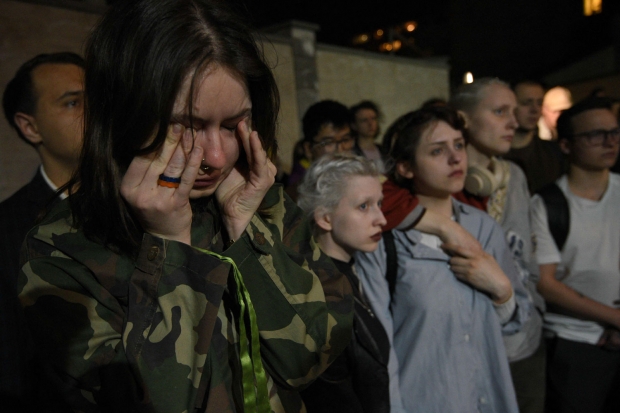 4일 아르메니아 예레반의 우크라이나 대사관 밖에 우크라이나에서 숨진 민간인을 애도하기 위해 사람들이 모였다. /사진=AFP 연합뉴스