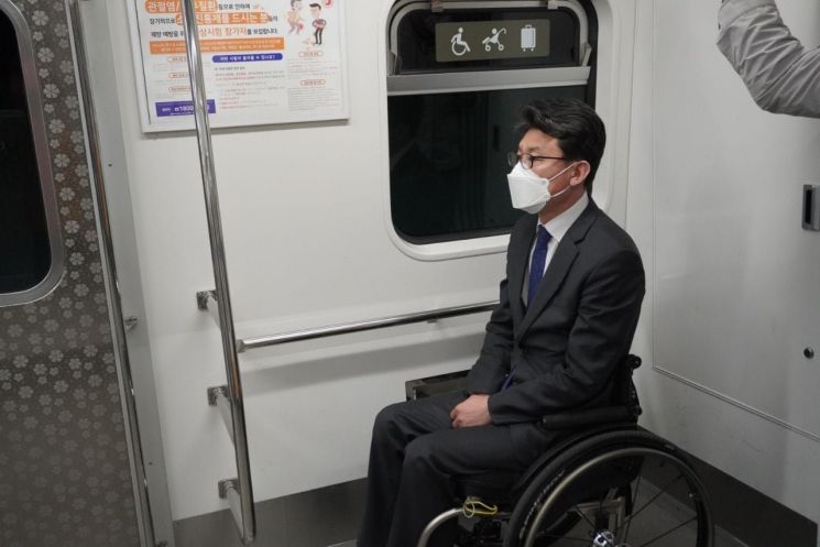 전여옥, 민주당 '휠체어 출근 챌린지'에 "文 정권 5년간 오로지 '쇼'"