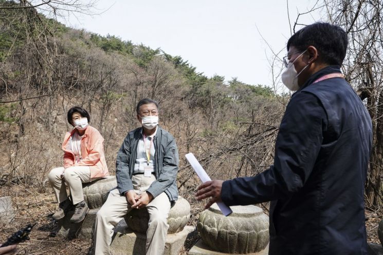 '법흥사터 초석' 논란 일자…靑 "文대통령 부처님 공경 한결같아" 해명