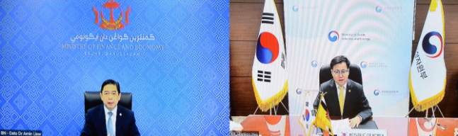 여한구(오른쪽) 산업통상자원부 통상교섭본부장이 7일 모드아민 루 압둘라(왼쪽) 브루나이 재정경제부 제2장관과 화상회담하고 있다.