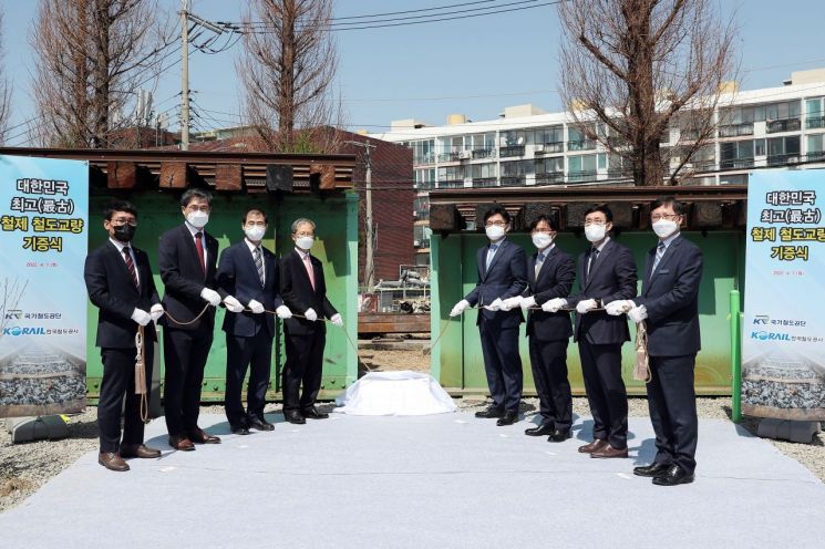 철도공단 김한영 이사장(왼쪽 네 번째)이 7일 의왕 철도박물관에서 한국철도공사 나희승 사장(왼쪽 다섯 번째) 등과 함께 안춘천교 상판 기증식을 갖고 있다. 국가철도공단 제공