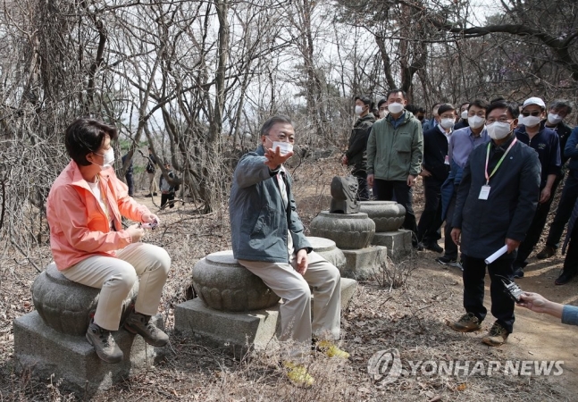 문재인 대통령이 지난 5일 오후 북악산 남측 탐방로에 위치한 법흥사터에서 김현모 문화재청장으로부터 설명을 듣고 있다./연합뉴스