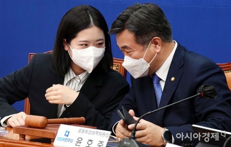 윤호중, 박지현 더불어민주당 공동비상대책위원장이 지난 8일 국회에서 열린 비상대책위원회의에 참석, 회의 도중 이야기를 나누고 있다./윤동주 기자 doso7@