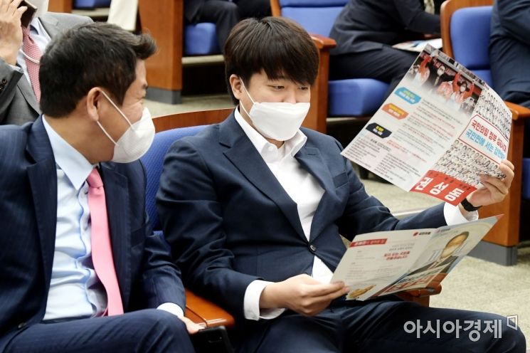 [포토] 후보 공약집 살펴보는 이준석 대표