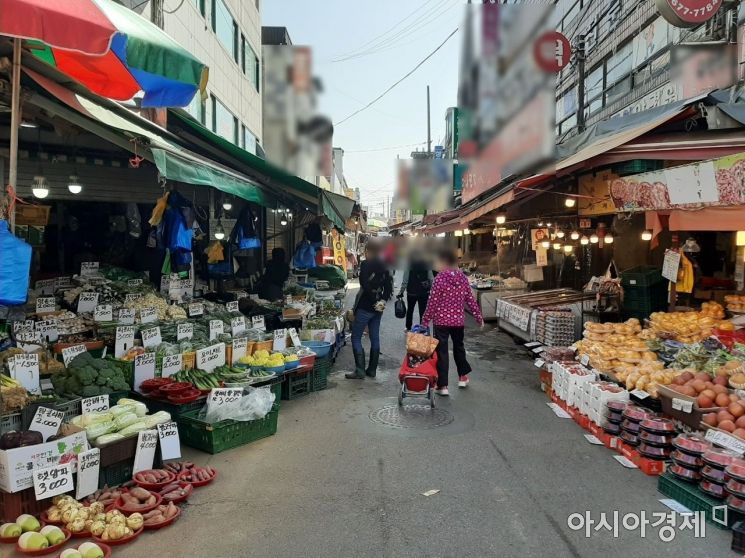 [르포] "손해 보고 장사하게 생겼어요" 식자재값 폭등에 시장 상인들 '울상'