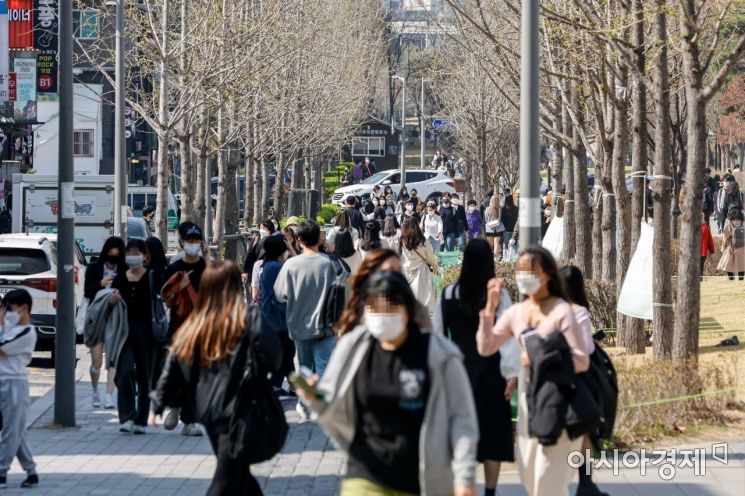 8일 서울 마포구 경의선숲길을 찾은 시민들로 붐비고 있다./강진형 기자aymsdream@