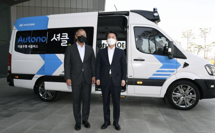 정의선 현대차그룹 회장(왼쪽)과 안철수 대통령직 인수위원장이 8일 경기 화성 현대차그룹 남양연구소에서 기념촬영하고 있다. 안 위원장을 비롯한 인수위 주요 위원 및 간사 일행은 미래 모빌리티 산업에 대해 의견을 나누기 위해 이날 방문했다.＜사진제공:현대차그룹＞
