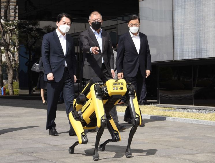 "오늘은 트럭운전사"…안철수에 수소트럭 직접 설명한 정의선