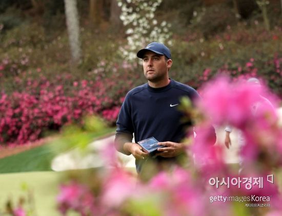 스코티 셰플러가 마스터스 둘째날 13번홀에서 코스를 바라보고 있다. 오거스타(미국)=Getty images/멀티비츠