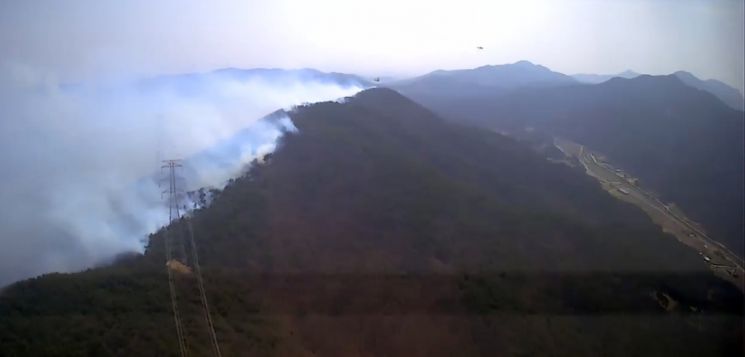 충청남도 서산시 운산면 고풍리 야산의 산불 진화 현장. 사진=산림청 제공, 연합뉴스