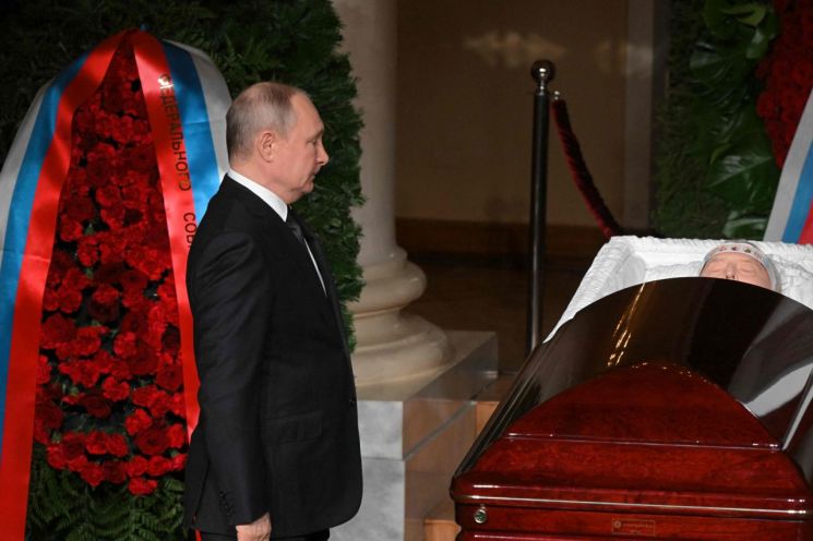 블라디미르 푸틴 러시아 대통령이 8일(현지 시각) 모스크바의 의사당 원형 홀에서 열린 블라디미르 지리노프스키 자유민주당 당수의 장례식에 참석했다. [이미지출처=연합뉴스]