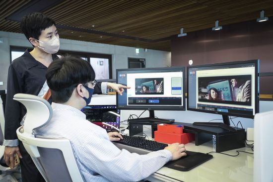 SK텔레콤이 뉴 아이디와 ‘AI기반 포스트 프로덕션(AI Post Production·AIPP)’ 기술 상용화에 나선다고 10일 밝혔다. 왼쪽부터 박준경 뉴 아이디 대표와 직원이 AI기반 포스트 프로덕션 기술을 활용해 콘텐츠를 편집하고 있다.
