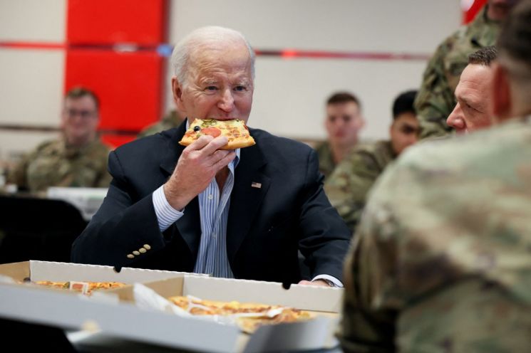 피자 먹는 조 바이든 미국 대통령 [이미지출처=로이터연합뉴스]