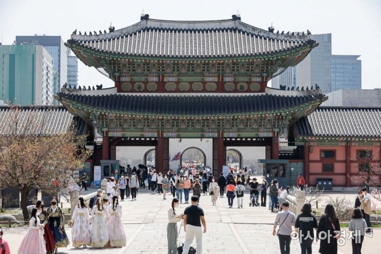 [포토]포근한 날씨에 경복궁 찾은 시민들