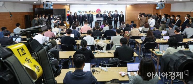 윤석열 대통령 당선인이 10일 오후 서울 종로구 통의동 제20대 대통령직인수위원회에서 초대 내각 명단을 발표하고 있다. 이날 윤 당선인은 경제부총리 겸 기획재정부, 산업통상자원부, 국토교통부, 국방부, 과학기술부, 보건복지부, 문화체육관광부, 여성가족부 장관 인선을 발표했다./인수위사진기자단