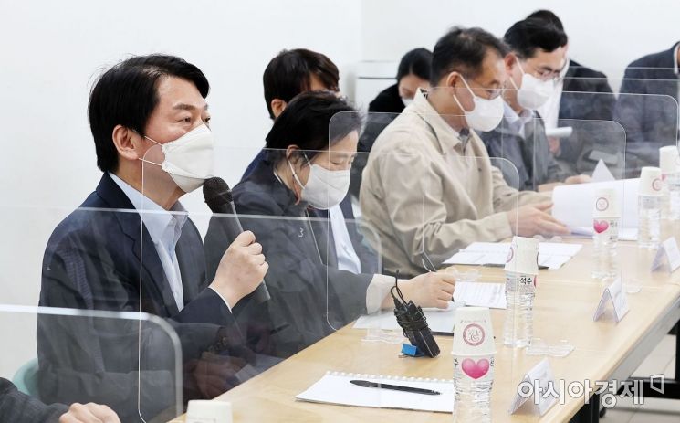 안철수 대통령직인수위원회 위원장이 이달 10일 서울 종로구 통인시장 고객만족센터에서 열린 소상공인-자영업자 현장 방문 감담회에서 모두발언을 하고 있다./인수위사진기자단