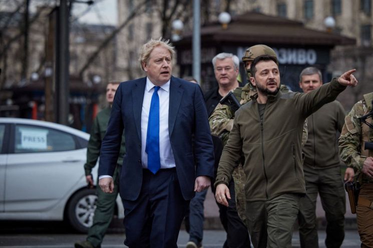 우크라이나 키이우를 방문한 보리스 존슨(왼쪽) 영국 총리가 9일(현지 시간) 볼로디미르 젤렌스키 대통령과 시내를 둘러보고 있다. [이미지출처=연합뉴스]