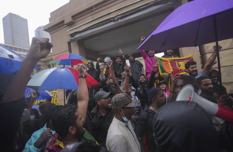 스리랑카 시위대, 이틀째 대통령 집무실 입구 점거…"사임하라"
