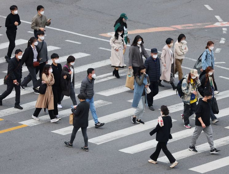 서울 용산역 앞에서 시민들이 마스크를 쓰고 이동하고 있다./연합뉴스