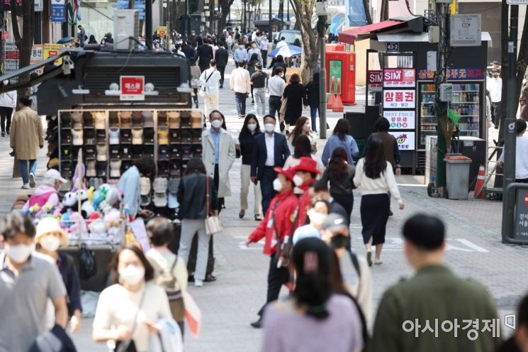 코로나19 신규 확진자가 48일 만에 10만 명 아래로 떨어진 11일 서울 명동 거리가 시민들로 북적이고 있다.