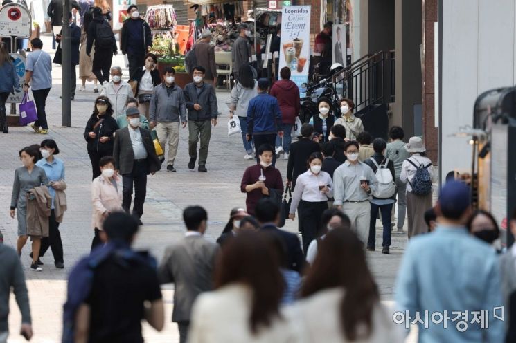 서울 명동 거리가 시민들로 북적이고 있다./아시아경제