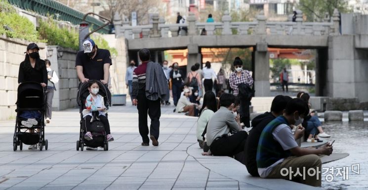 [포토] 청계천 산책하는 시민들