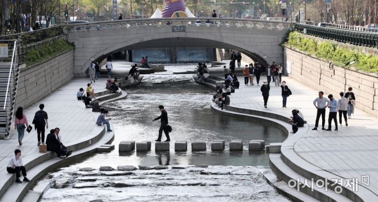 [포토] 초여름 날씨에 청계천 찾은 시민들
