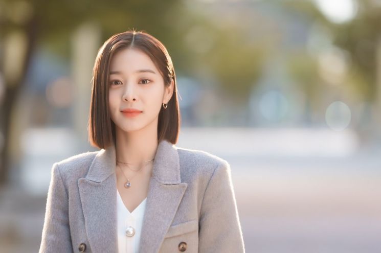 설인아, 골드메달리스트와 전속계약