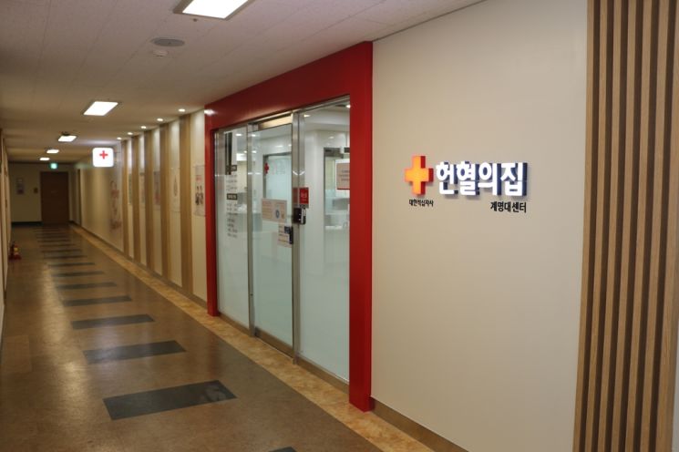 최근 수년간 코로나19 유행이 이어지면서 헌혈자 모집도 힘들어졌다. 사진은 헌혈의집 계명대센터로 기사 중 특정 표현과 관게 없음. / 사진=대구경북혈액원