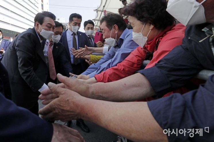 윤석열 대통령 당선인이 12일  대구 중구 서문시장을 방문, 환영 나온 시민들과 인사하고 있다./인수위사진기자단