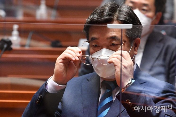 윤호중 더불어민주당 공동비대위원장이 12일 국회에서 열린 정책의원총회에 참석, 회의 도중 안경을 바로쓰고 있다./윤동주 기자 doso7@