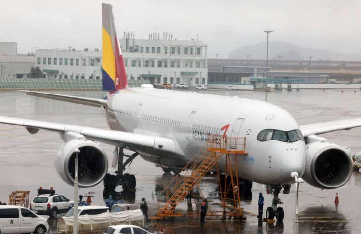 인천국제공항 제1터미널 계류장의 아시아나 항공기＜이미지출처:연합뉴스＞