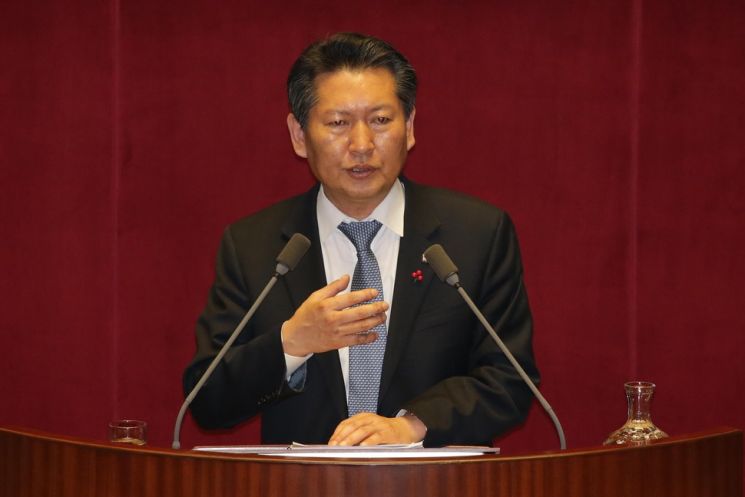정청래 더불어민주당 의원이 지난 2016년 2월27일 새벽 국회 본회의장에서 테러방지법 저지를 위한 무제한 토론 17번째 주자로 나서 발언하는 모습. 정 의원은 당시 11시간39분 토론을 이어나가 최장기록을 세웠다. / 사진=연합뉴스